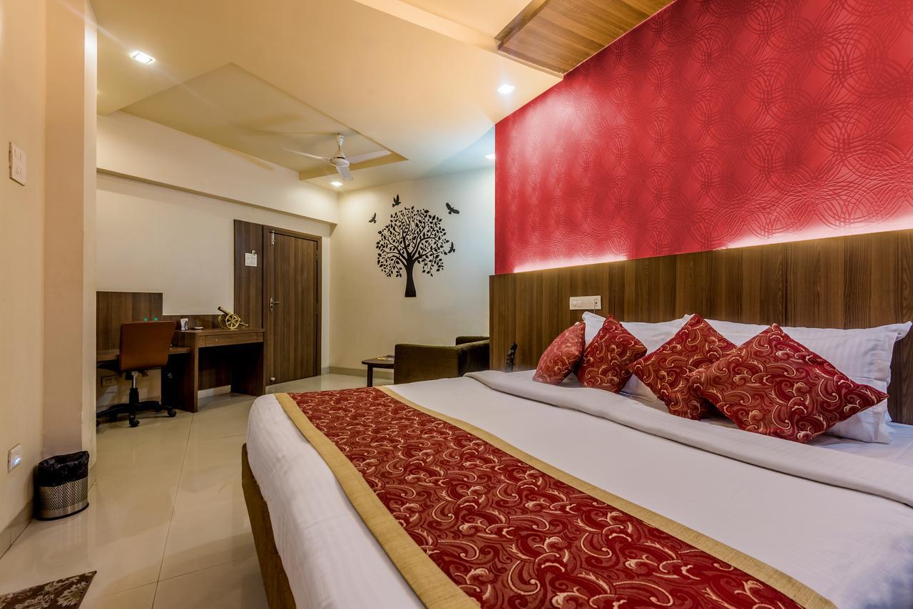 Hotel Panchratna 판벨 외부 사진
