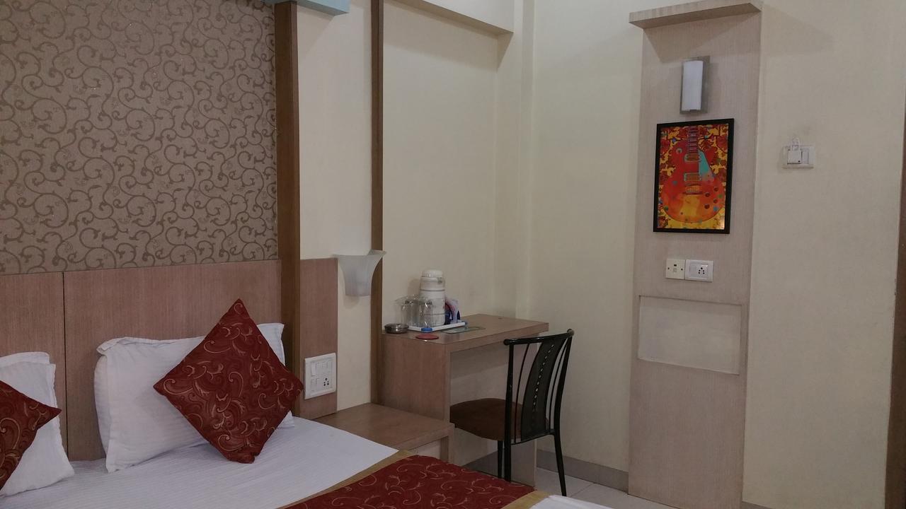 Hotel Panchratna 판벨 외부 사진