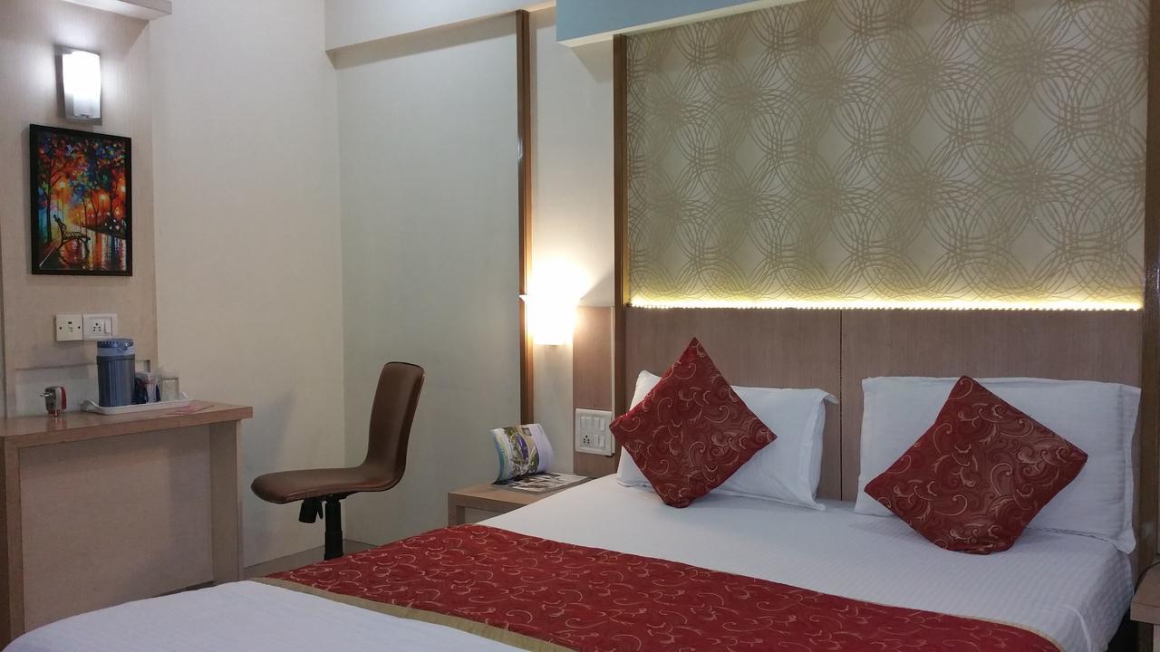Hotel Panchratna 판벨 외부 사진