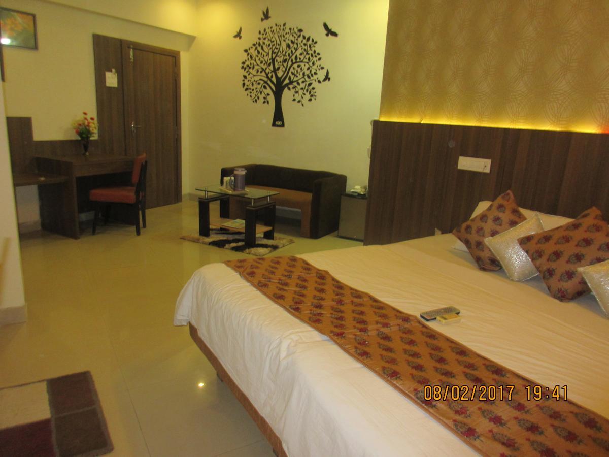 Hotel Panchratna 판벨 외부 사진