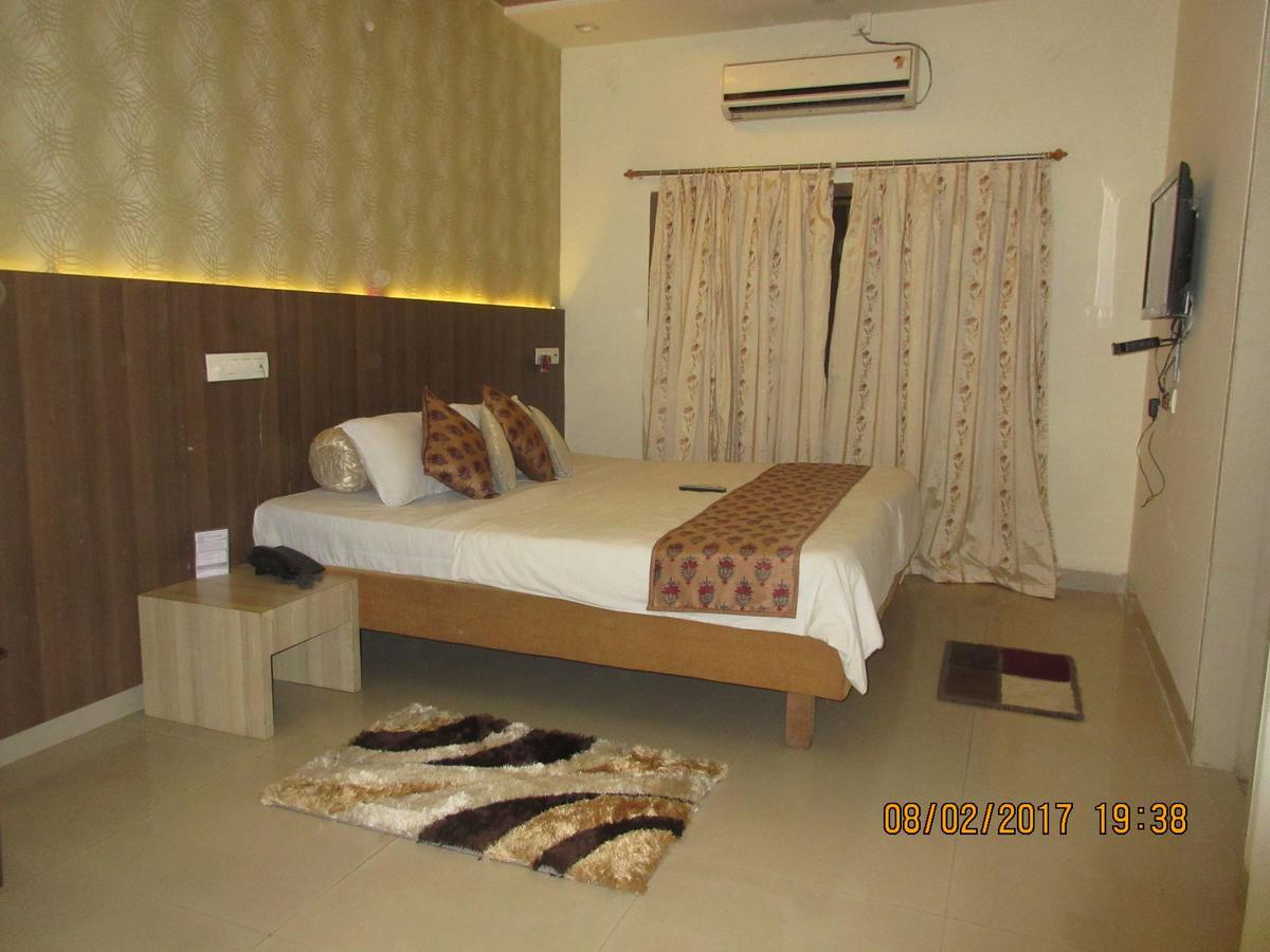 Hotel Panchratna 판벨 외부 사진
