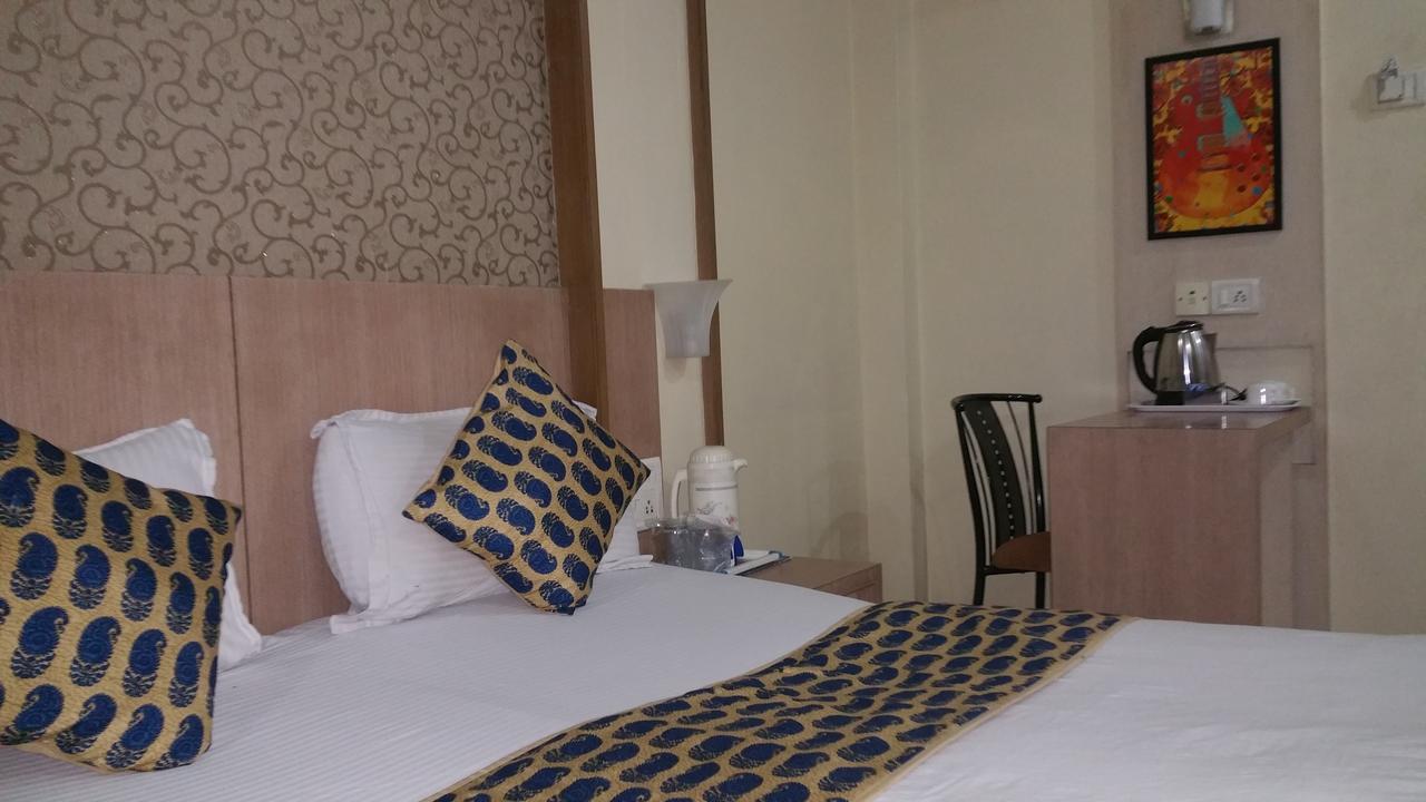 Hotel Panchratna 판벨 외부 사진